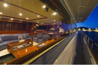 Yacht BOJANGLES -  Side Deck looking in